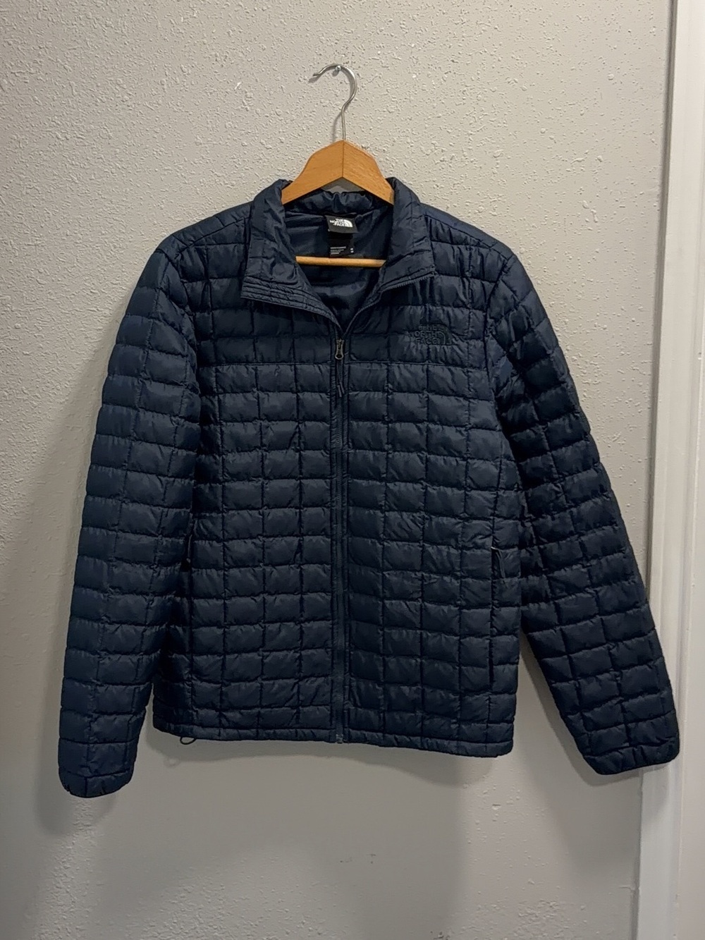 The North Face Men's Navy Thermoball
ECO Insulated Puffer Jacket Medium